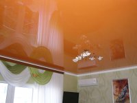 Кухня с оранжевым потолком и люстрой