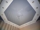 Кухня с серым натяжным потолком