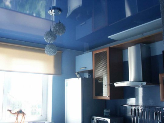 Кухня с синим натяжным потолком 