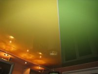 Кухня с цветным натяжным потолком 