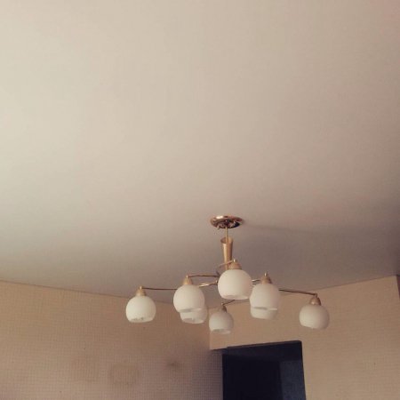 Матовый натяжной потолок с люстрой