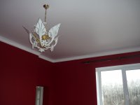 Матовый потолок в гостиной с люстрой