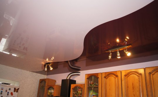 Натяжной потолок на кухне с люстрой