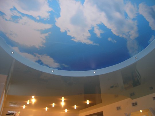 Натяжной потолок в студии с фотопечатью