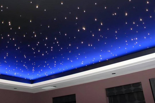 Натяжной потолок "звездное небо" в гостиной