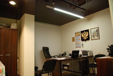 Офисное помещение с черным потолком