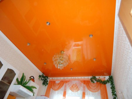Оранжевый натяжной потолок для кухни