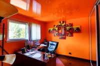 Оранжевый натяжной потолок в кабинете