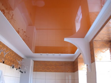 Оранжевый потолок в ванной комнате