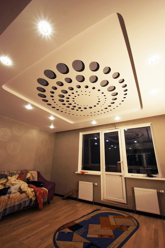 Перфорированный потолок в спальне