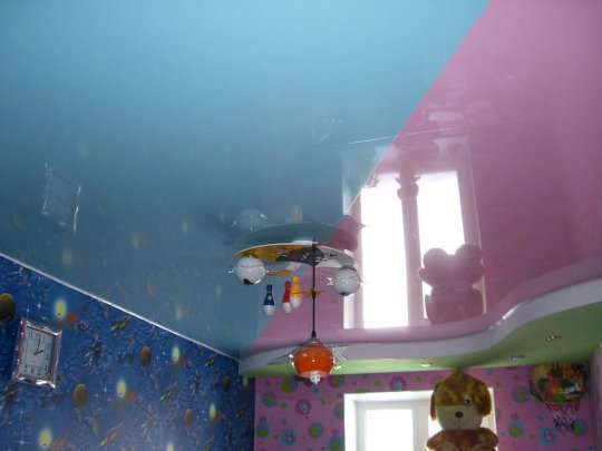 Разноцветный натяжной потолок в детской