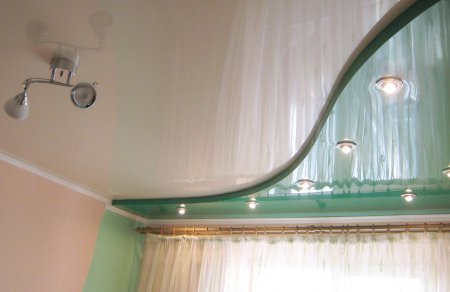 Разноцветный натяжной потолок в спальне