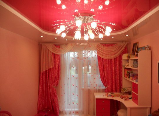 Розовый натяжной потолок для детской