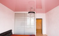 Розовый натяжной потолок для спальни