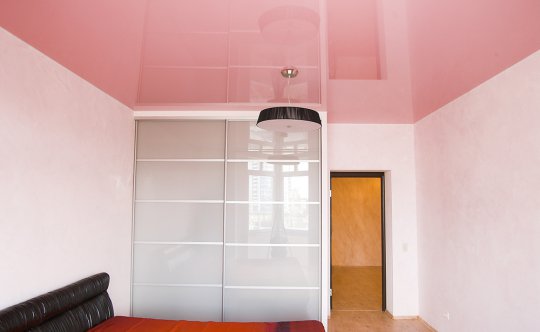 Розовый натяжной потолок для спальни