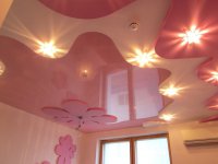 Розовый натяжной потолок в детской комнате