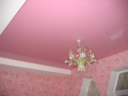 Розовый натяжной потолок в гостиной