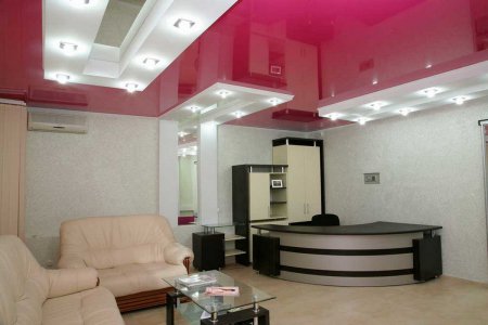 Розовый натяжной потолок в офисе
