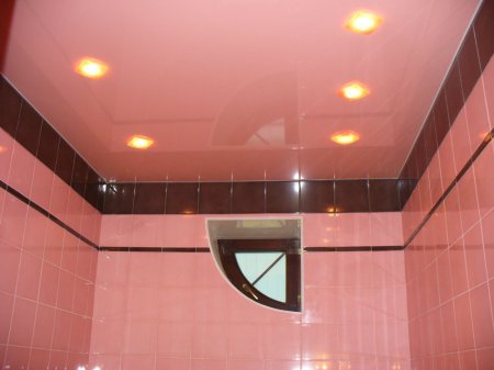 Розовый натяжной потолок в ванной