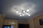 Сатиновый потолок с люстрой на кухне