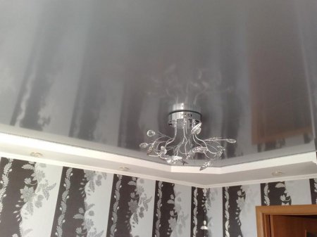 Серый натяжной потолок для спальни