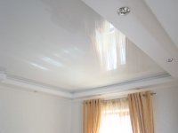 Спальня с белым натяжным потолком