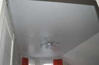 Спальня с белым сатиновым потолком