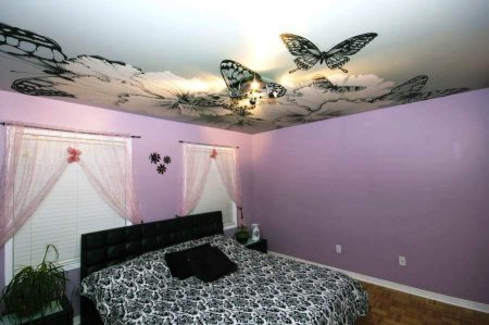 Спальня с фотопечатью бабочек