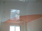 Спальня с глянцевым цветным потолком