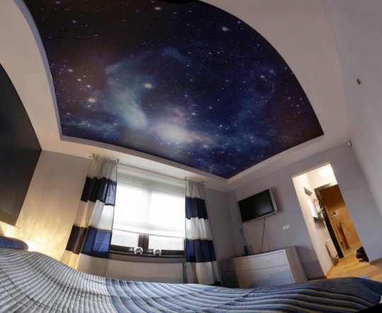 Спальня с натяжным потолком "звездное небо"
