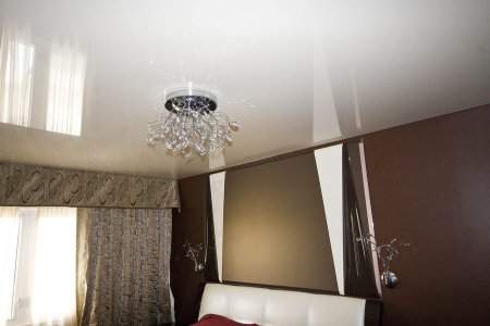 Спальня с одноуровневым натяжным потолком