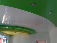 Спальня с разноцветным натяжным потолком