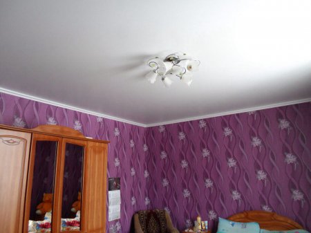 Спальня с сатиновым белым потолком 