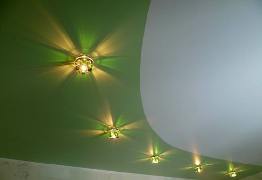 Спальня с зеленым натяжным потолком