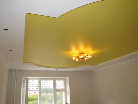 Спальня с желтым натяжным потолком