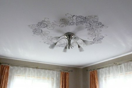 Тканевый потолок в гостиной