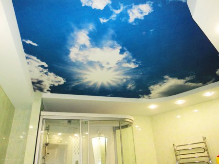 Ванная комната с фотопечатью неба