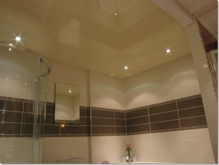 Ванная комната с глянцевым потолком