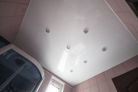 Ванная с белым глянцевым потолком