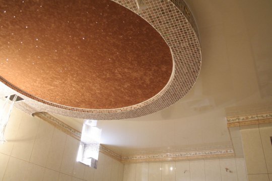 Ванная с фактурным натяжным потолком
