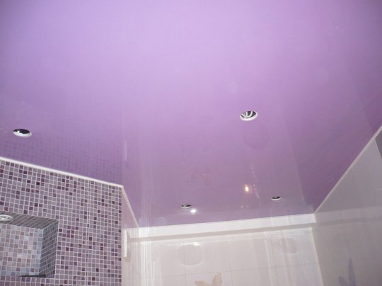 Ванная с фиолетовым натяжным потолком
