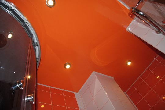 Ванная с оранжевым натяжным потолком