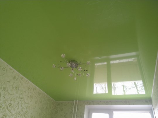 Зеленый глянцевый натяжной потолок 