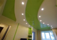 Зеленый глянцевый потолок для детской