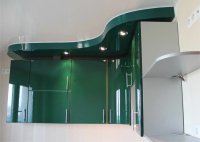 Зеленый глянцевый потолок для кухни