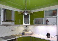 Зеленый глянцевый потолок на кухне