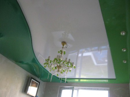 Зеленый глянцевый потолок в спальне