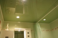 Зеленый глянцевый потолок в ванной