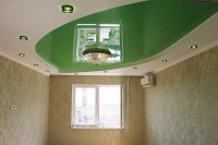 Зеленый натяжной потолок в спальне