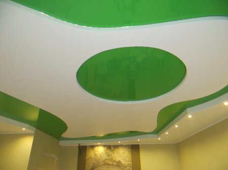Зеленый натяжной потолок в студии